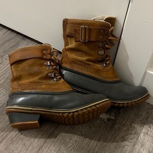 Sorel Tan and Black Lace-Up Boots size 8